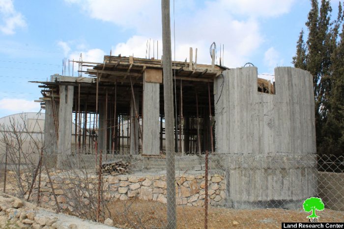 إخطارات بوقف العمل في 4 منازل شرق بيت أمر