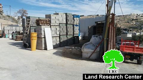 مفتش بلدية الاحتلال يجبر عائلة صري على هدم محلاتها التجارية بنفسها بجبل المكبر