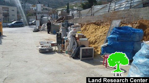 مفتش بلدية الاحتلال يجبر عائلة صري على هدم محلاتها التجارية بنفسها بجبل المكبر