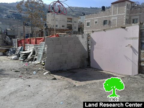 عائلة عبيدات تُجبر على هدم منشآت تجارية لها في حي جبل المكبر ضمن سلسلة العقوبات التي تم فرضها على أهالي جبل المكبر