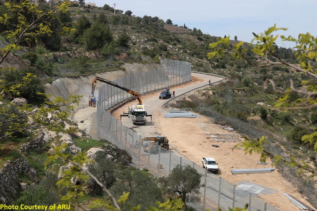Israeli Occupation Machineries to seal off Cremisan Valley from the rest of Beit Jala city lands  