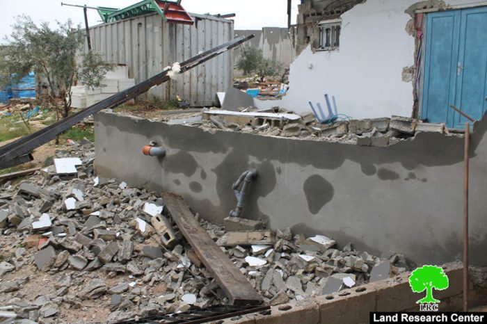 جرافات الاحتلال تهدم جزء من مسكن في قرية حزما شمال مدينة القدس المحتلة