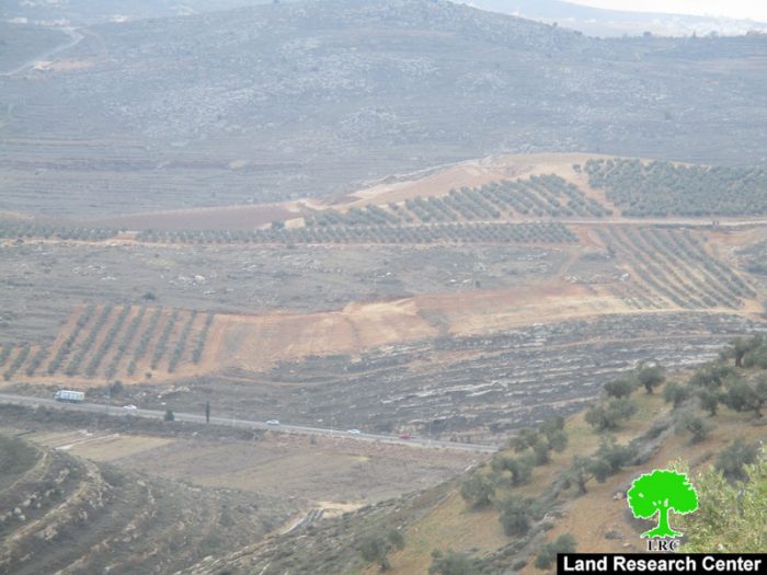 المستعمرون يشرعون في تجريف مساحات واسعة من الأراضي غرب قرية قريوت