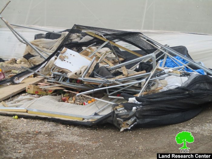 مصادرة مسكن متنقل وهدم كشك للخضار في قرية فروش بيت دجن