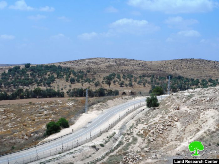 الاحتلال يقيم جداراً جديداً غرب محافظة الخليل