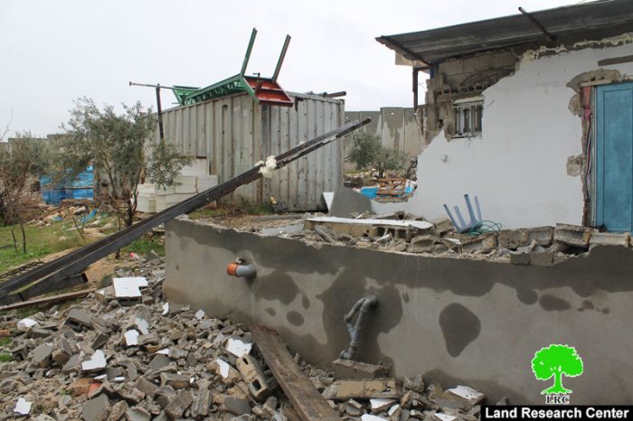 جرافات الاحتلال تهدم جزء من مسكن في قرية حزما شمال مدينة القدس المحتلة