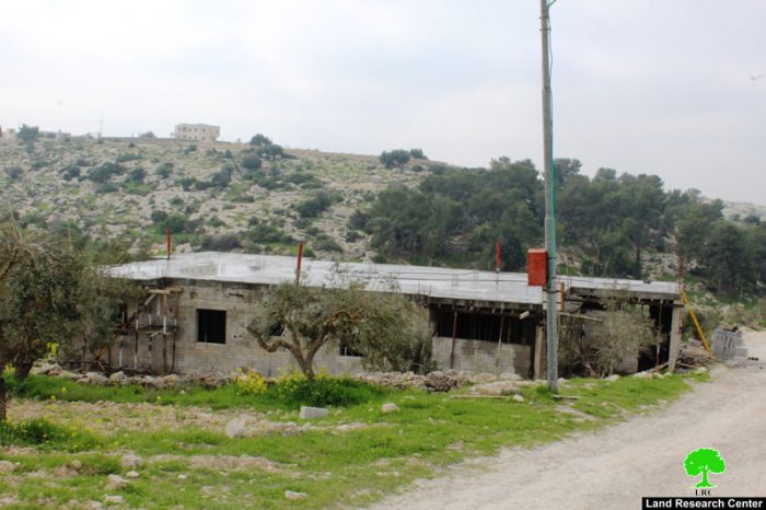 إخطار بوقف العمل في مسكن بقرية بيت مرسم جنوب غرب الخليل