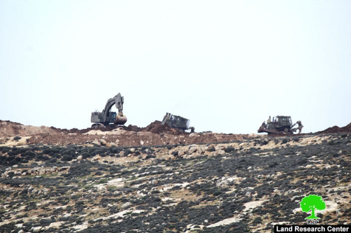 جرافات الاحتلال تشرع بتجريف أراضي المواطنين شرق سعير