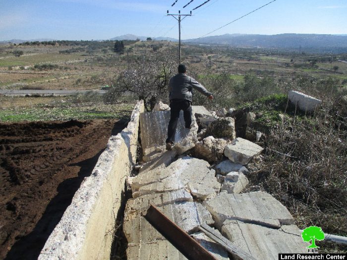Israeli Occupation Forces demolish a structure and notify another with demolition Qalqiliya