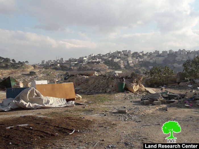 هدم ثلاثة مساكن ومزرعتين لتربية المواشي والدواجن في تجمع بدوي جبل البابا الواقع في العيزرية بذريعة وجود مخطط لطريق استعماري