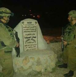 قوات الاحتلال تقوم بإزالة نصب تذكاري لفتاة فلسطينية في الخليل