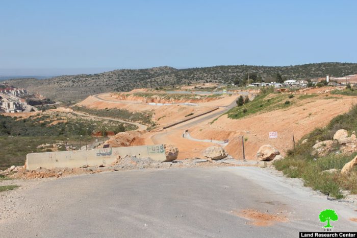 إغلاق طريق زراعي يخدم 400 دونم من الأراضي الزراعية في قرية حوسان