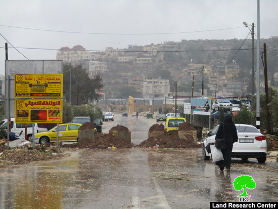 إغلاق مدخل بلدة بيتا الرئيسي بالمكعبات الإسمنتية