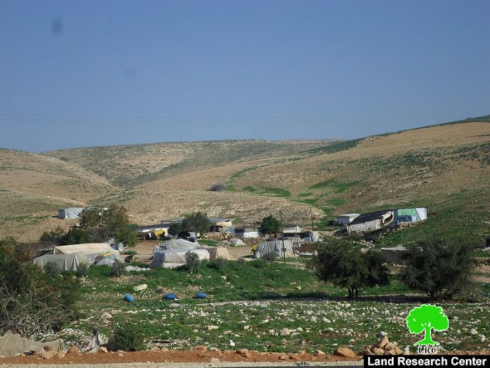 إخطار بوقف البناء لخيام سكنية وزراعية في منطقة حمصة الفوقا