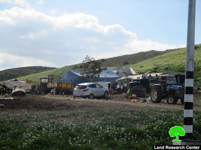 إخطار بوقف البناء لخيام وبركسات زراعية في خربة الدير