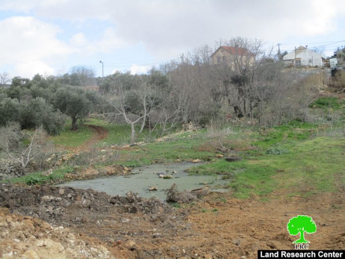 مستعمرو ” شفوت راحيل”  يواصلون ضخ المياه العادمة باتجاه خربة صرة على أراضي قرية قريوت