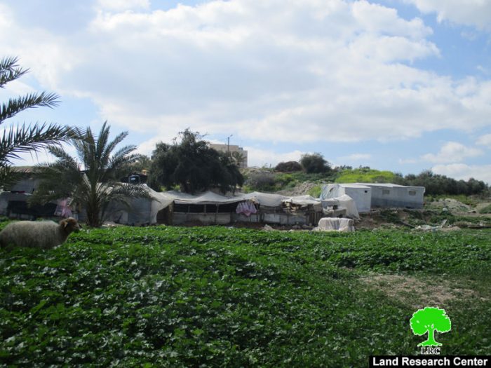 إخطار بوقف البناء لـ 7 خيام زراعية وسكنية في قرية كردلة