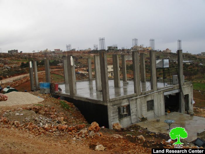 الاحتلال يخطر بوقف البناء  لمنشآت سكنية وزراعية في بلدة قصرة