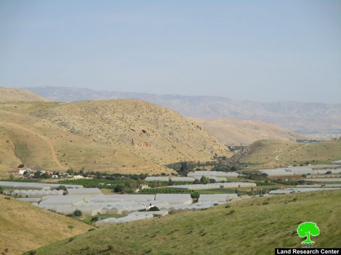 مصادرة غرفة متنقلة في قرية فروش بيت دجن في منطقة الأغوار الشمالية