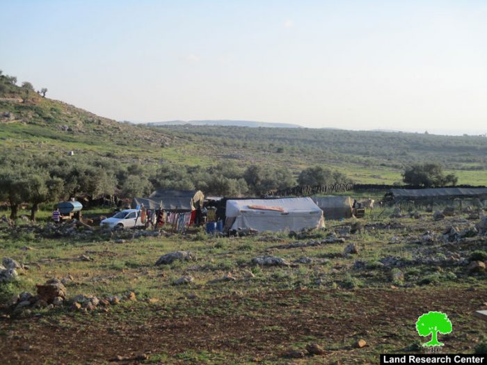 إخطارات بهدم خيام وبركسات زراعية شمال غرب قرية رنتيس