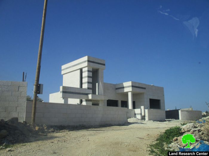 إخطار بوقف البناء لمنزلين ومنشأة صناعية في قرية فرعون