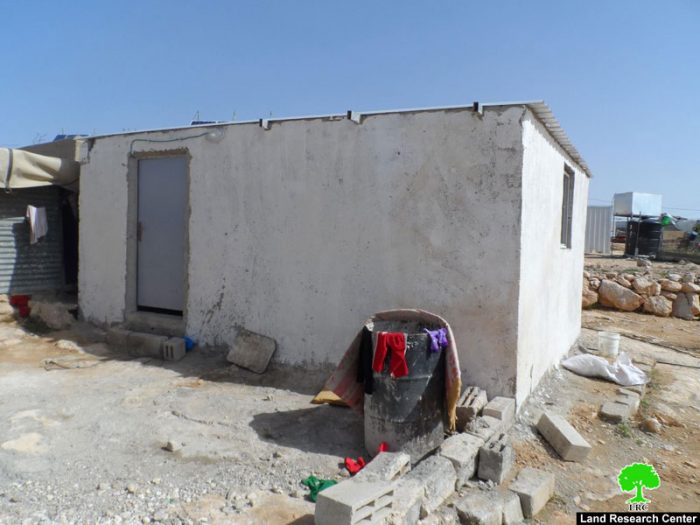 أوامر هدم وإخطارات بوقف العمل في منشآت  سكنية في أم الخير شرق يطا