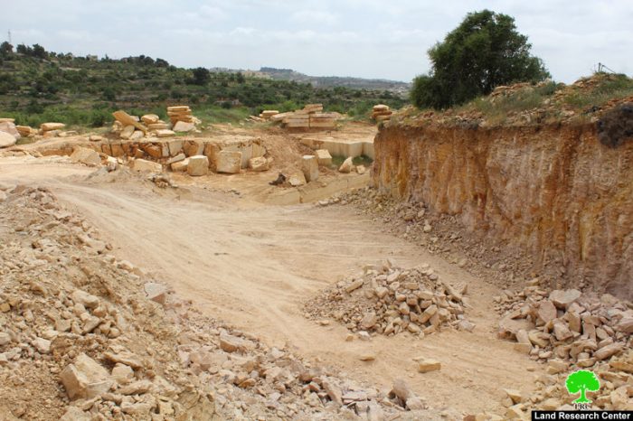 سلطات الاحتلال تصادر حفار وجرافة من محجر ببلدة بيت أمر