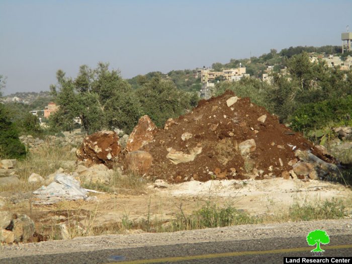 إغلاق طريقاً زراعياً غرب قرية حارس