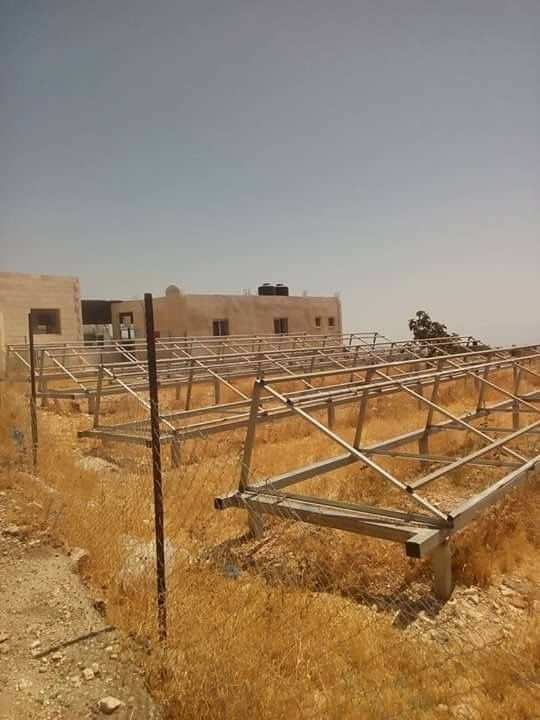 جيش الاحتلال يصادر ألواح وبطاريات للطاقة الشمسية في بلدة جب الذيب شرق محافظة بيت لحم