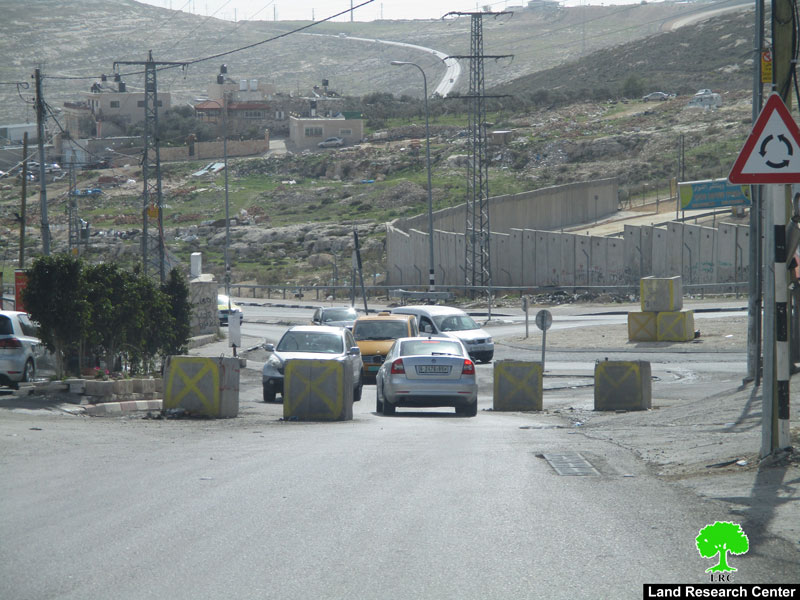 اغلاق مدخل بلدة حزما شمال القدس بالمكعبات الإسمنتية