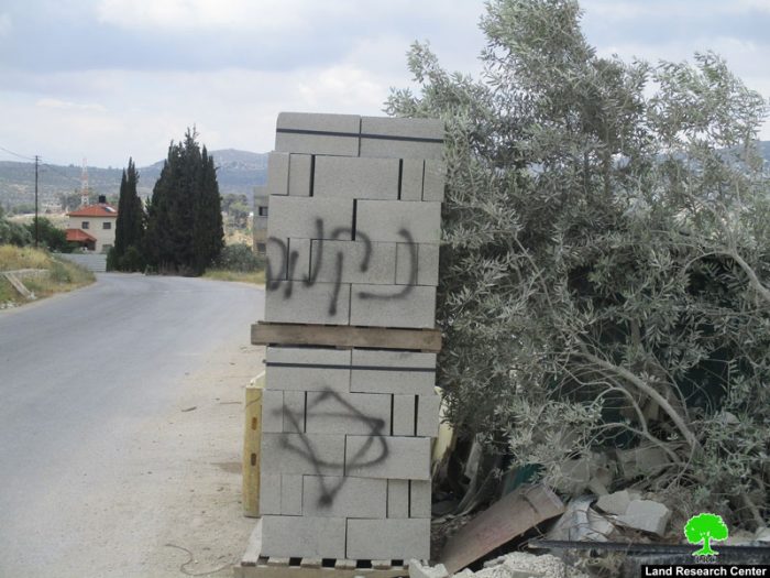 مستعمرو ” تدفيع الثمن” يحرقون جرافة ويخطون شعارات تحريضية في بورين