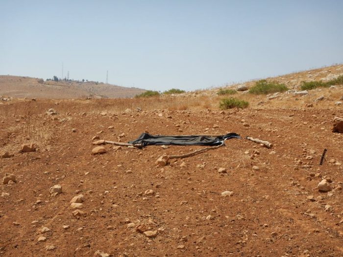 هدم خيمة زراعية وإعطاب خزانات مائية على يد مستعمرين متطرفين في خربة سمرا