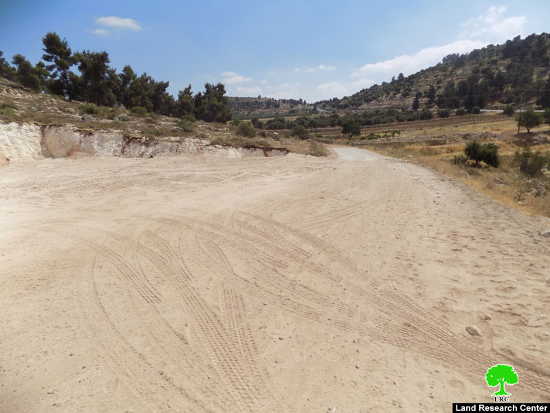 تجريف ومصادرة أراضي في موقع واد الشاجنة ببلدة دورا لإقامة برج عسكري