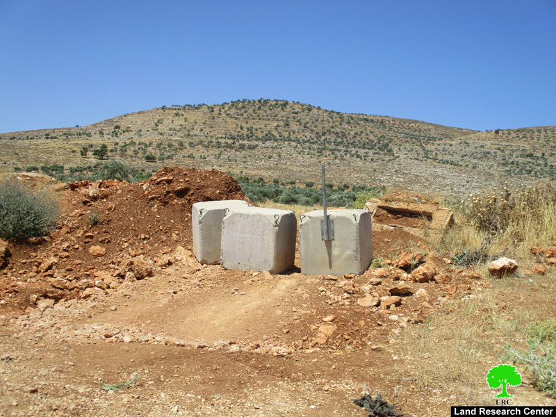 إغلاق طريقاً زراعياً ويضع بوابة حديدية على مدخل قرية المغير