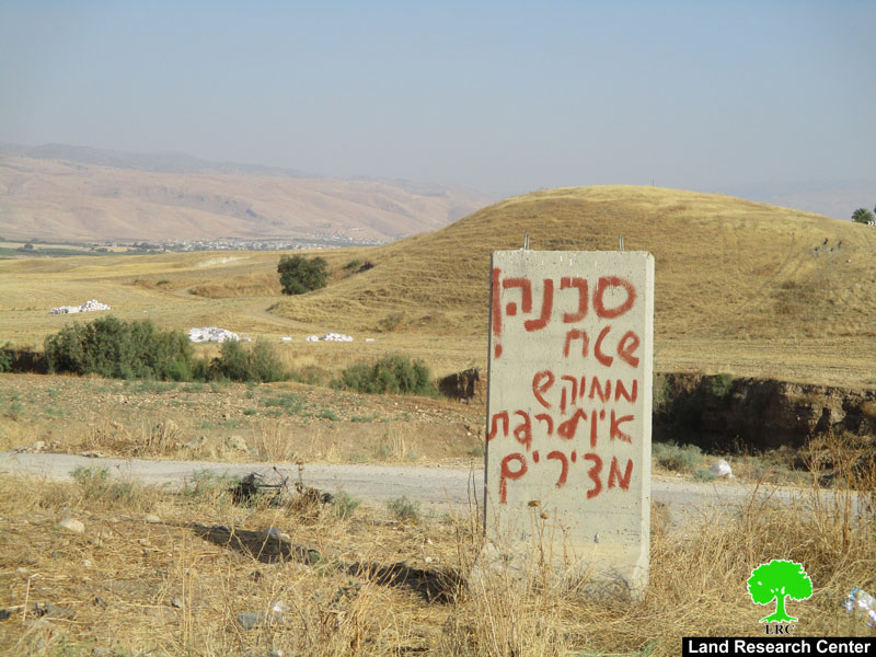 مستعمرون يمنعون الرعاة الفلسطينيون من الرعي في أراضيهم في منطقة الساكوت