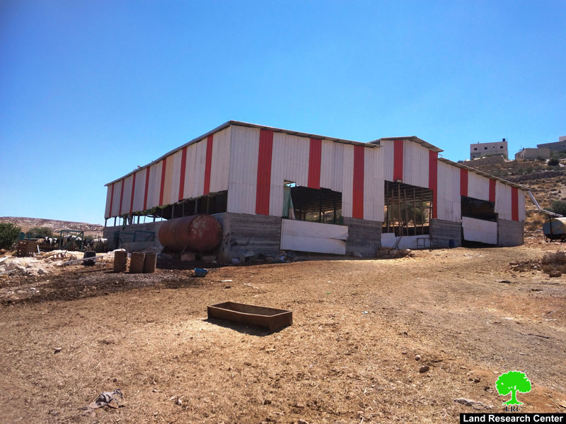 إخطار بوقف العمل في منشأة زراعية بقرية بيت عمرة غرب يطا