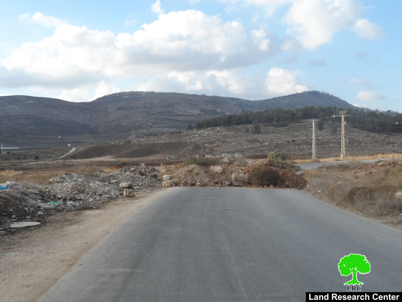 إغلاق مداخل قرية المغير شمال شرق مدينة رام الله