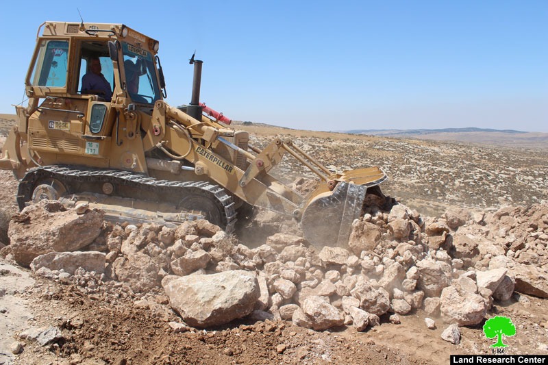 الاحتلال يخطر بوقف العمل في طريق زراعي بقرية البرج جنوب الخليل