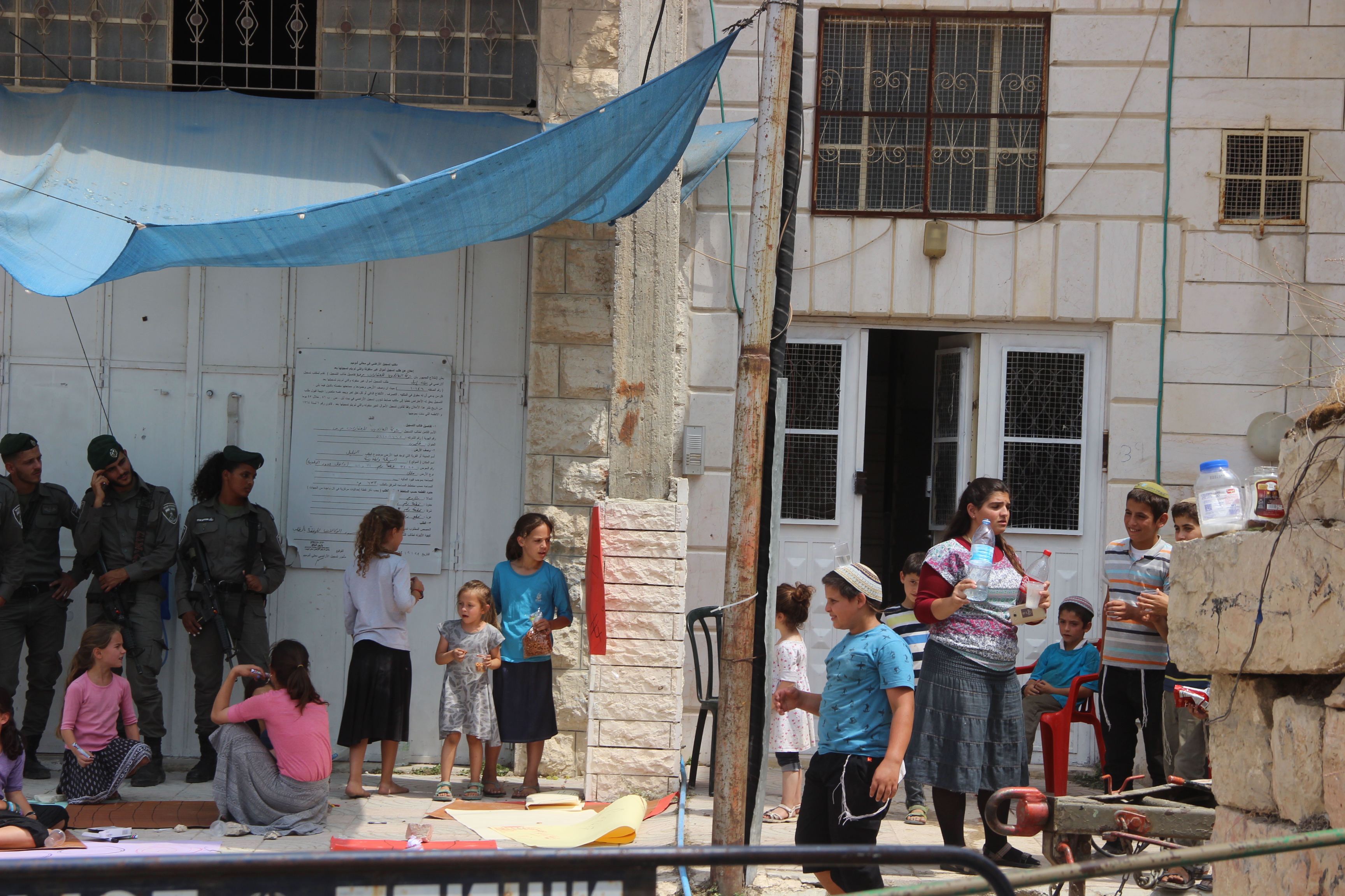 مستعمرون يقتحمون منزل عائلة أبو رجب بالبلدة القديمة ويستولون عليه