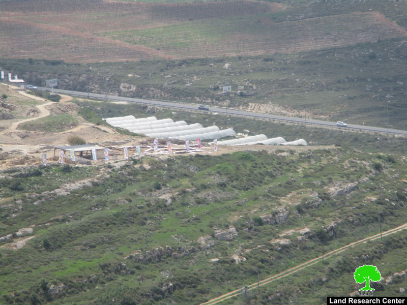 الاحتلال الاسرائيلي يغير معالم المدخل الجنوبي لقرية قريوت جنوب نابلس