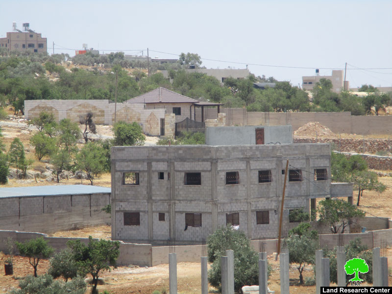 اخطارات بوقف البناء تطال مساكن ومنشآت زراعية في قرية دوما