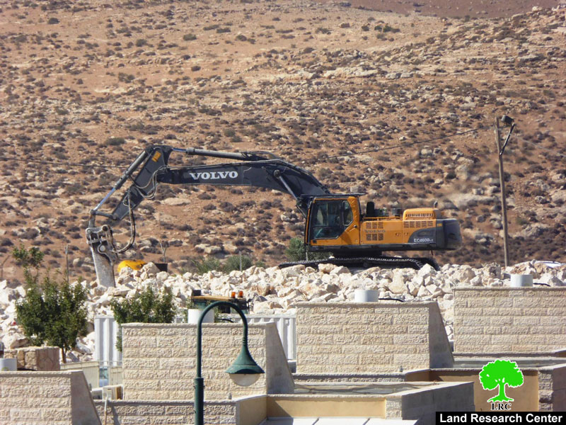 تجريف أراضي وأعمال توسعة في مستعمرة ” كرمئيل” المقامة على أراضي يطا