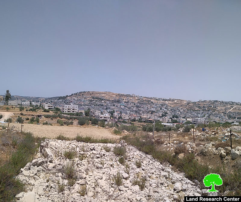 إخطارات بوقف العمل في منزلين قرب مخيم العروب شمال الخليل