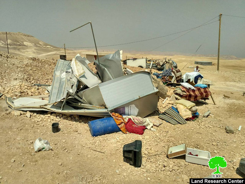 الاحتلال يهدم مساكن مواطنين في خشم الدرج شرق يطا