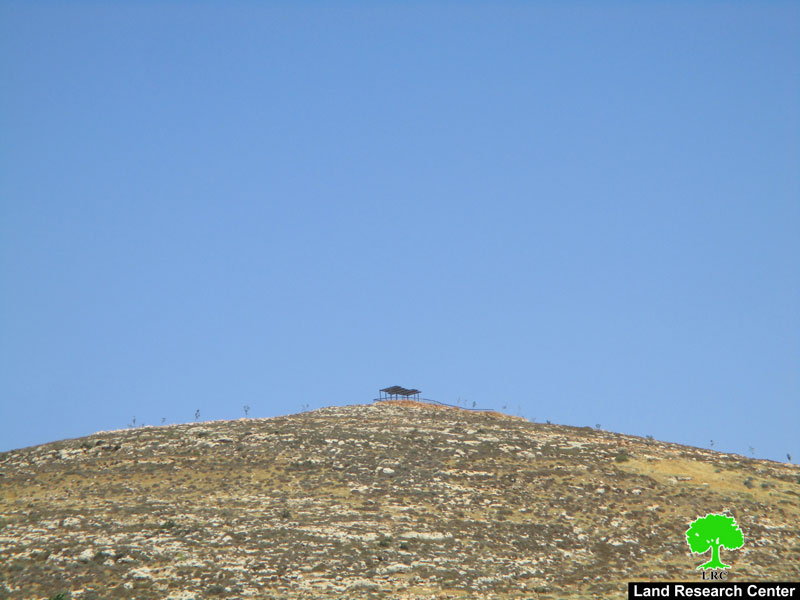 مستعمرون يسيطرون على تلة جبلية ويمهدون لإنشاء بؤرة جديدة عليها