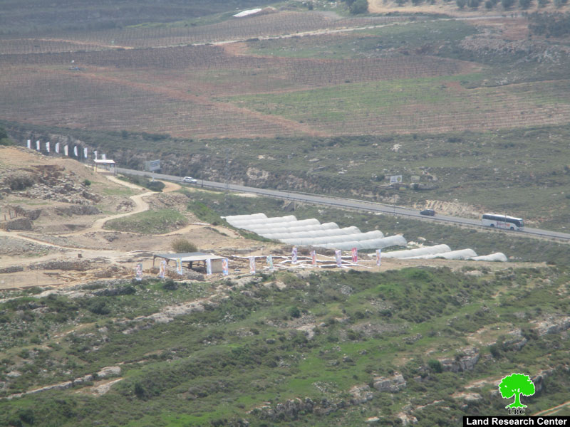 رغم قرار العليا بإخلاء المستعمرين من أراضي فلسطينية استولوا عليها … إلا أنهم يرفضون ذلك – منطقة ” الصرارة” غرب قرية قريوت