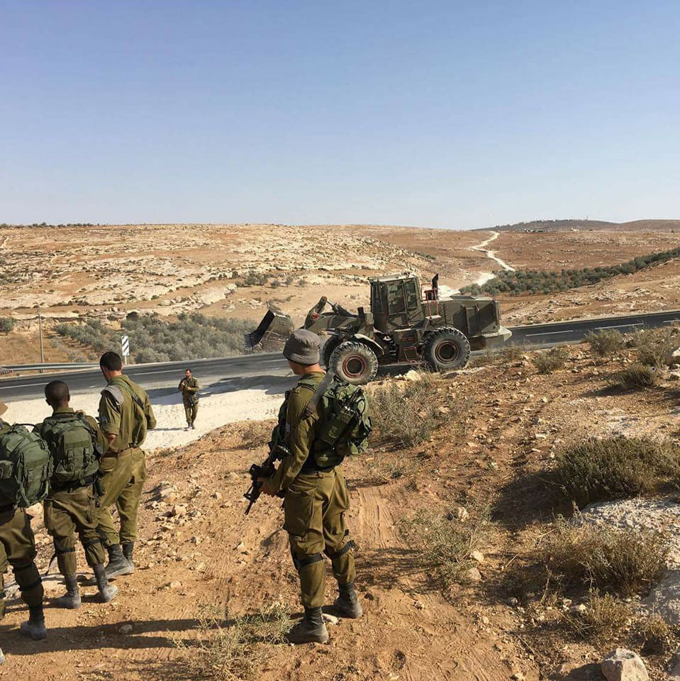 الاحتلال يغلق طريقاً في قرية الكرمل شرق يطا / محافظة الخليل