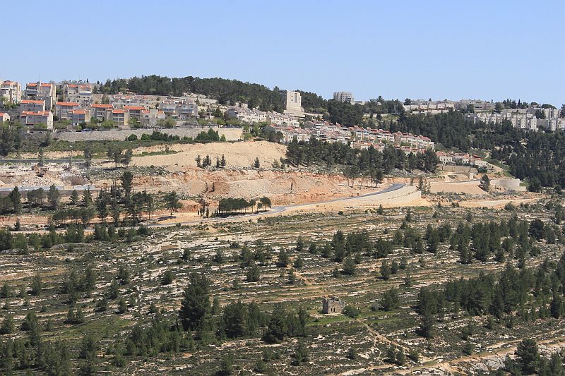 تجريف أراضي قرية الولجة لبناء مئات الوحدات الاستعمارية في مستعمرة “جيلو”/ محافظة بيت لحم