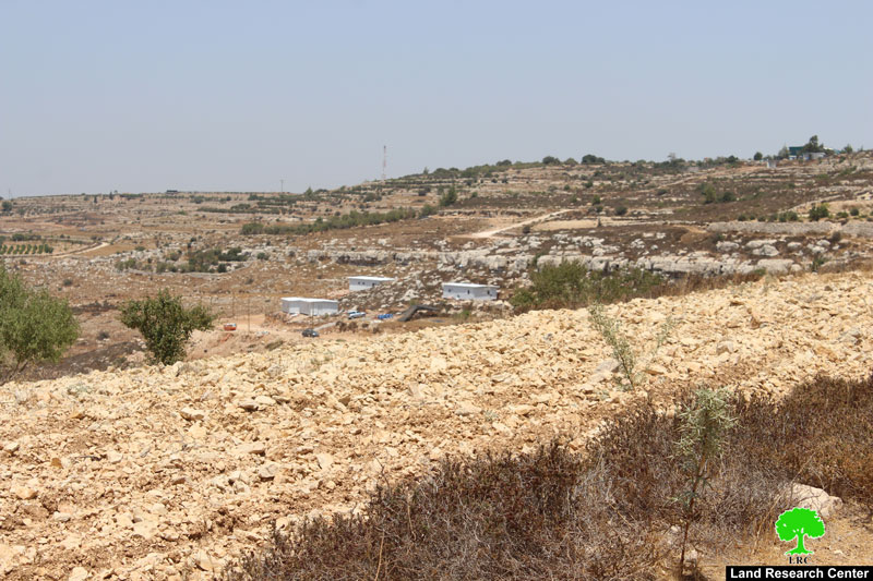 مستعمرون ينصبون كرفانات استعمارية على حساب الأراضي الزراعية في بلدة الخضر بمحافظة بيت لحم