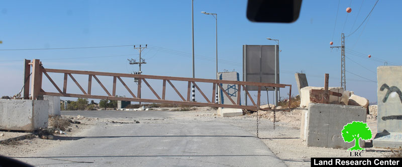 الاحتلال يغلق البوابة الحديدية على مدخل يقين جنوب بني نعيم / محافظة الخليل